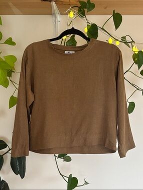 Me & Arrow Linen Olive/brown top. Made in LA 🌞